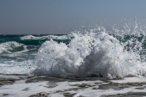 olas, chapoteo, viento, rociar, espuma, naturaleza, salpicaduras, mar, costa, marina, líquido, movimiento, agua, belleza en la naturaleza, poder, poder en la naturaleza, ola, cielo, paisajes - naturaleza, nadie, deporte acuático, deporte, frente al mar, tierra, al aire libre, día, hielo, rotura, 5K, CC0, dominio público, libre de derechos