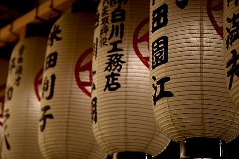 llanternes de paper encès, llum, corbata, accessoris, accessori, beure, begudes, alcohol, sake, pantalla de llum, cal·ligrafia, escriptura a mà, text, cervesa, llanterna, stout, nus, banner, pintura, art, penjant, guió, script no occidental, cap gent, comunicació, en fila, equips d’il·luminació, llanterna de paper, enfocament selectiu, primer pla, gran grup d'objectes, vista d’angle baix, religió, creença, 4K, CC0, domini públic, lliure de regalies