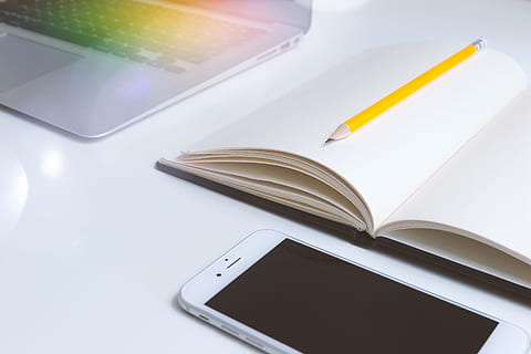Bureau, blanc, bureau de travail, Remarques, téléphone intelligent, portable, La technologie, la communication, Technologie sans fil, ordinateur, lien, portabilité, à l'intérieur, personne, éducation, fermer, apprentissage, livre, table, téléphone portable, équipement informatique, réseau informatique, l'Internet, publication, bloc note, agenda électronique, 4K, CC0, domaine public, libre de droits