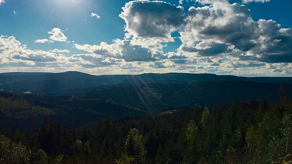 pasmo górskie, chmury, światło dzienne, dzień, krajobraz, światło, Góra, Natura, sceniczny, niebo, drzewa, Las, chmura - niebo, scenics - natura, spokojna scena, piękno natury, spokój, środowisko, drzewo, żadnych ludzi, roślina, scena pozamiejska, idylliczny, wylądować, na dworze, drzewo iglaste, 2K, CC0, domena publiczna, darmowe zdjęcia