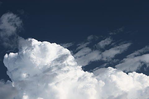 blau, cel, núvols, núvol - cel, bellesa a la natura, tranquil·litat, escenics - natura, vista d’angle baix, Color blanc, naturalesa, cloudscape, cap gent, fons, idíl·lic, escena tranquil·la, dia, a l'aire lliure, esponjós, llum solar, medi ambient, meteorologia, suavitat, 2K, CC0, domini públic, lliure de regalies