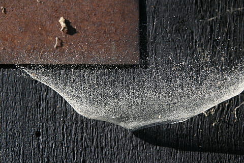 edderkoppnett, støv, struktur, rust, nærbilde, tre - materiale, ingen folk, strukturert, dag, natur, fokusere på forgrunnen, utendørs, full ramme, våt, forvitret, vann, sollys, metall, gammel, regn, veggbyggingsfunksjon, ujevn, 4K, CC0, offentlig domene, opphavsrett gratis