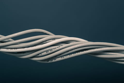 datamaskin, kabel, metalltråd, vridd, elektronikk, data, forbindelse, teknologi, Datakabel, studio skudd, internett, datanettverk, kommunikasjon, farget bakgrunn, elektrisitet, innendørs, ingen folk, strømforsyning, svart bakgrunn, trådløs teknologi, nærbilde, blå, industri, kablet, global kommunikasjon, elektrisk utstyr, telefonlinje, blå bakgrunn, flokete, sammenflettet, 4K, CC0, offentlig domene, opphavsrett gratis