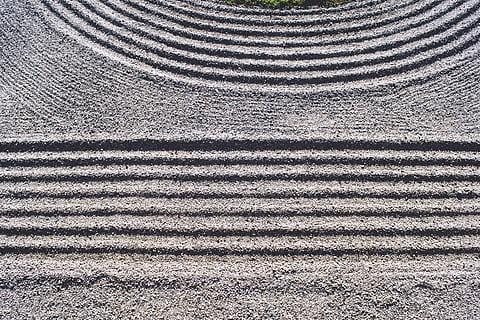 geometrinis, kampai, minimalus, tekstūra, linijos, grioveliai, rake, lauke, pobūdį, ramus, taikūs, sodas, zen, akmenys, smėlis, visą kadrą, modelį, fonas, tekstūruotas, nėra žmonių, aukšto kampo vaizdas, Iš arti, dieną, dryžuotas, žemės, saulės šviesa, šiurkštus, grindys, tekstilės, geometrinės formos, tiesiogiai virš, lygiagrečiai, betonas, 5K, CC0, Viešasis domenas, nemokamai