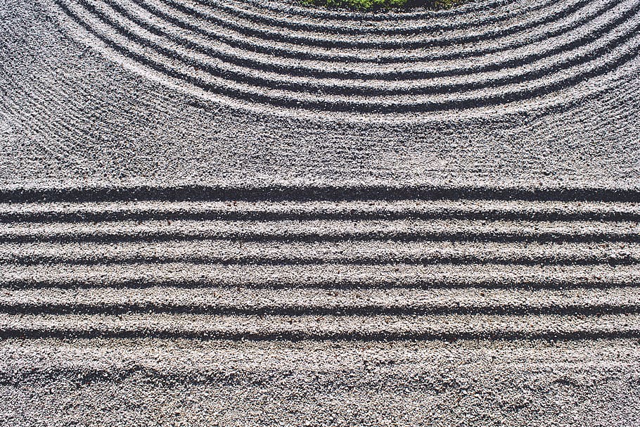geometrisch, Winkel, minimal, Textur, Linien, Nuten, Rechen, draußen, Natur, Ruhe, friedlich, Garten, Zen, Felsen, Sand, Vollbild, Muster, Hintergründe, texturiert, keine Leute, High Angle View, Nahansicht, Tag, gestreift, Land, Sonnenlicht, Rau, Bodenbelag, Textil-, Geometrische Figur, direkt darüber, parallel, Beton, 5K
