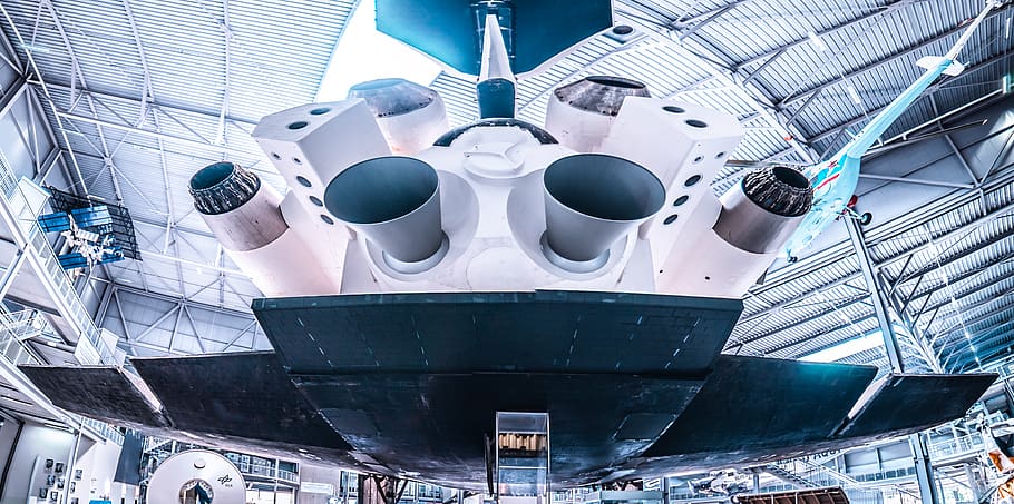 blanc, negre, transbordador espacial, avions, transport, vehicle, vaixell, avió, nasa, roskosmos, aeroespacial, vista del darrere, nau espacial, jet, turbina, vol espacial, canonada, astrologia, astronautica, motos aquàtiques, vista d’angle baix, tecnologia, enginyeria, fàbrica, arquitectura, indústria, metall, vaixell nàutic, negocis, manera de transport, a l'interior, maquinària, connexió, vehicle aeri, dia, indústria aeroespacial, directament a sota, aliatge, 5K