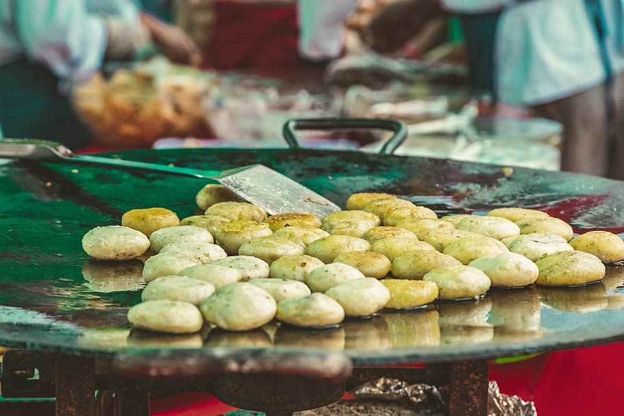 biscotti rotondi, cibo, cibo e bevande, freschezza, mercato, Al dettaglio, bancarella, persone accessorie, abbondanza, avvicinamento, in vendita, grande gruppo di oggetti, attività commerciale, concentrarsi sulle conoscenze acquisite, mangiare sano, giorno, piccola impresa, collezione, benessere, esposizione al dettaglio, all'aperto, saldi, cibo di strada, vassoio, 5K