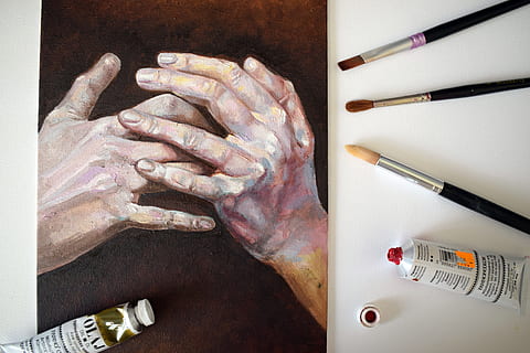 mani umane che dipingono, arte, opera d'arte, tela, creatività, mani, i soldi, tubi di vernice, pennello, pittore, pittura, mano, mano umana, parte del corpo umano, una persona, avvicinamento, parte del corpo, in casa, adulto, girato in studio, spazzola, occupazione, arte e artigianato, bizzarro, tavolo, acuto, guanto chirurgico, composito digitale, dito, arto umano, 5K, CC0, dominio pubblico, privo di copyright