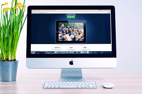 slått, sølv imac, eple, datamaskin, skjerm, kontor, påskelilje, blomst, tastatur, digitalt, informasjon, kommunikasjon, desktop, følge, imac, studere, arbeid, bøtte, mus, skrivebord, vise, anlegg, teknologi, trådløs teknologi, bord, forbindelse, innendørs, enhetsskjerm, virksomhet, datanettverk, internett, ingen folk, nærbilde, laptop, studio skudd, blomstrende plante, LCD-skjerm, 4K, CC0, offentlig domene, opphavsrett gratis