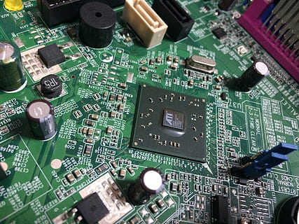 CPU, puce, semi-conducteur, condenseur, composant, chipset, carte mère, Matériel, ordinateur, circuit imprimé, Industrie électronique, puce informatique, industrie, La technologie, couleur verte, équipement informatique, personne, complexité, plein cadre, équipement, fermer, lien, partie informatique, arrière-plans, super gros-plan, à l'intérieur, innovation, composant électrique, équipement électrique, 2K, CC0, domaine public, libre de droits