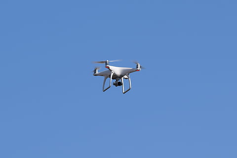 dar, vlieg, camera, spel, hemel, observatie, fotografie, digitaal, vliegend, blauw, luchtvoertuig, heldere lucht, kopie ruimte, lage hoekweergave, mid-air, toezicht, vliegtuig, vervoer, wijze van transport, geen mensen, technologie, beweging, natuur, dag, futuristische, enkel object, bovenstaande, vlak, 2K, CC0, publiek domein, royaltyvrij