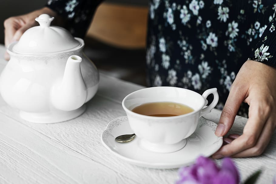 persona que sosté una tassa de te, begudes, cafeïna, ceràmica, tassa, beure, porcellana, plat, te, tassa de te, tetera, refresc, menjar i beguda, una persona, mà humana, mà, taula, vaixella, cafè, part del cos humà, adult, te - beguda calenta, beguda calenta, secció mitjana, frescor, 4K
