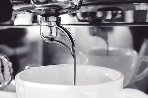 kaffe, making, forberede, maskine, latte, sort kaffe, sort, sort og hvid, indendørs, hælde, mad og drikke, drikke, tæt på, fokus på forgrunden, vandhane, kop, forfriskning, kaffemaskine, selektiv fokusering, bevægelse, kaffe - drikke, ingen mennesker, maskineri, kaffekop, cafe, krus, kaffebar, ren, 5K, CC0, offentligt domæne, royaltyfrie