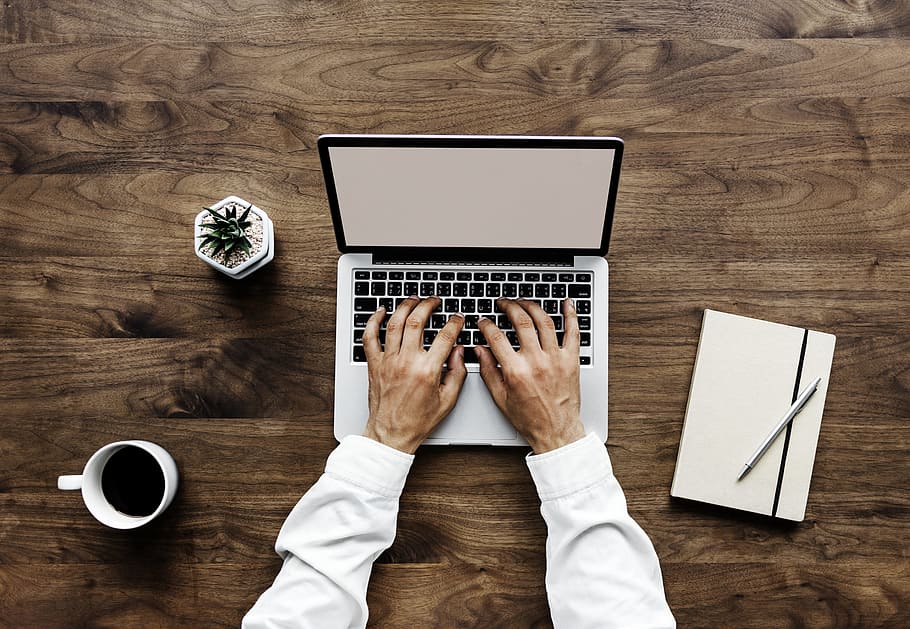 navegació, cafè, comunicació, ordinador, connexió, còpia espai, diàriament, espai de disseny, dispositiu, diari, digital, pis pla, flatlay, mà, pasatemps, casa, Internet, revista, teclat, portàtil, oci, estil de vida, mitjans de comunicació, xarxa, tecnologia, taula, tecnologia sense fils, una persona, a l'interior, material de fusta, homes, part del cos humà, adult, directament a sobre, tassa de cafè, usant portàtil, beure, tassa, vista d’angle alt, escriure, 1080P