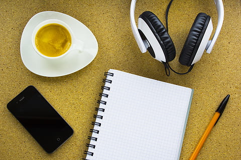 iphone, móvil, bloc, cuaderno, bolígrafo, papel, café, Café exprés, auriculares, tecnología, objetos, mesa, vista de alto ángulo, naturaleza muerta, tecnología inalámbrica, bloc de notas, beber, adentro, directamente arriba, teléfono inteligente, nadie, refresco, comunicación, dispositivo de información portátil, publicación, comida y bebida, libro, café - bebida, 5K, CC0, dominio público, libre de derechos