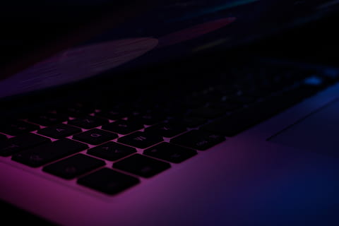 Elektronik, Hardware-, Computer, Computerhardware, Computer Tastatur, Tastatur, pc, Laptop, irgendwo im Weltall ..., Planet, Computers, Tapete, Technologie, numerisch, Farbe, Farben, farbig, dunkel, Blau, Computerausrüstung, kabellose Technologie, Verbindung, Kommunikation, Nahansicht, drinnen, Nacht-, keine Leute, Computerteil, Daten, Computerschlüssel, Studioaufnahme, Computerkriminalität, Computernetzwerk, lila, 5K, CC0, gemeinfrei, lizenzfrei