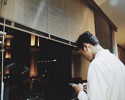 uomo, utilizzando, smartphone, finestra frontale, Indonesia, menara bri bandung, persone reali, una persona, tecnologia, tecnologia wireless, architettura, comunicazione, cellulare, struttura costruita, detenzione, connessione, vista laterale, giovani uomini, giovane adulto, usando il telefono, messaggistica testuale, esterno dell'edificio, dispositivo di informazione portatile, stili di vita, telefono, 4K, CC0, dominio pubblico, privo di copyright