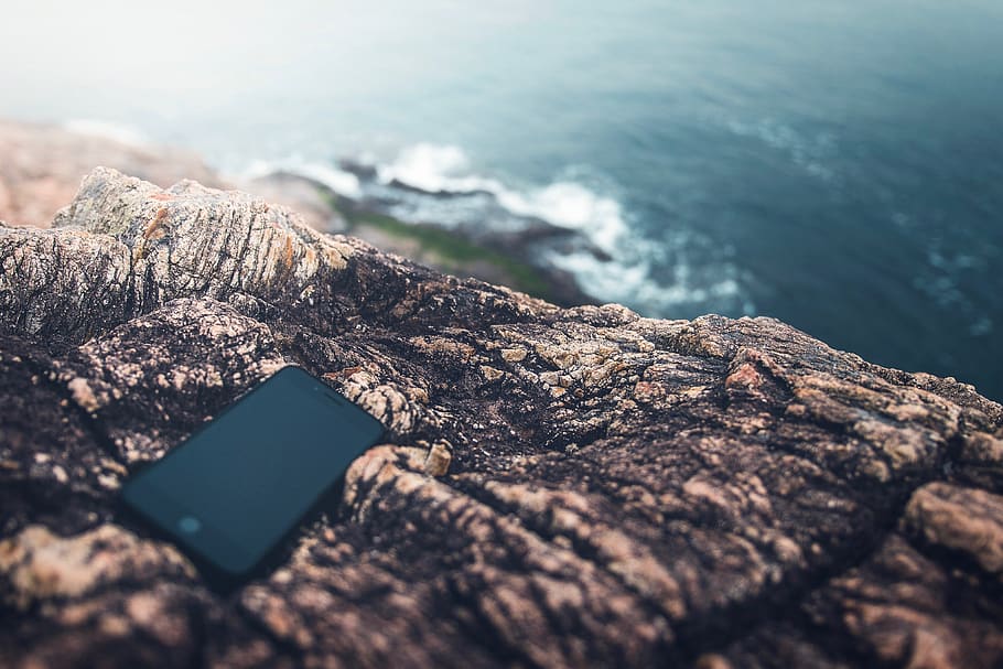 iphone, tech, natur, ocean, hav, kyst, blå, landskab, produkt, lys, humørsyg, sløring, selektiv fokusering, klippe, dag, rock-objekt, vand, solid, ingen mennesker, udendørs, jord, meddelelse, tæt på, træ - materiale, ro, teknologi, tekstureret, trådløs teknologi, strand, 4K