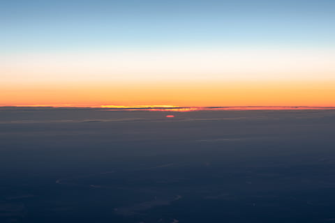 legeme, vand, gylden, time, Sky, himmel, sol, gradient, solnedgang, skumring, antenne, luft, horisont, over skyerne, flod, flyvningen, farve, rejse, kun himmel, over skyen, skyline, natur, fly, scenics, luftfoto, blå, flyvende, landskab, sky - himmel, over, luftfartøj, udendørs, skønhed i naturen, høj vinkel visning, sollys, ingen mennesker, horisont over land, cloudscape, stratosfæren, solopgang - daggry, dag, kommerciel flyvemaskine, bjerg, baggrunde, farvebillede, vejr, sommer, 5K, CC0, offentligt domæne, royaltyfrie