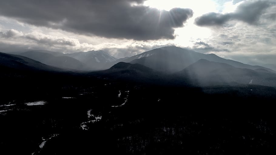 adirondack hory, paprsky, slunečního světla, mraky, hora, hory, les, sníh, zimní, prozkoumat, túra, turistika, zeď, letecký, Země, Příroda, krajina, Krásná, tapeta na zeď, dobrodružství, nebe, mrak - nebe, scenics - příroda, krása v přírodě, pohoří, klidné scény, klid, životní prostředí, sluneční paprsek, nikdo, mimoměstské scény, den, silueta, venku, idylický, horský vrchol, zasněžené hory, 5K