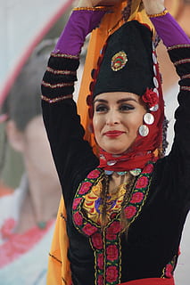 danseuse orientale, portrait, regarder la caméra, femmes, vue de face, Vrais gens, les femelles, modes de vie, enfant, costume, une personne, Activité de loisir, enfance, filles, Vêtements, se concentrer sur le premier plan, habits traditionnels, la taille, permanent, innocence, bras humain, 5K, CC0, domaine public, libre de droits
