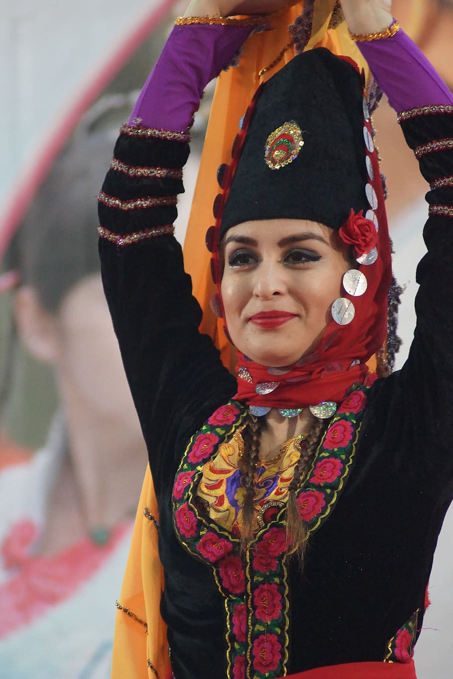 ballerino orientale, ritratto, guardando la fotocamera, donne, vista frontale, persone reali, femmine, stili di vita, bambino, costume, una persona, attività di svago, infanzia, ragazze, capi di abbigliamento, concentrarsi sulle conoscenze acquisite, abbigliamento tradizionale, dalla vita in su, in piedi, innocenza, braccio umano, 5K