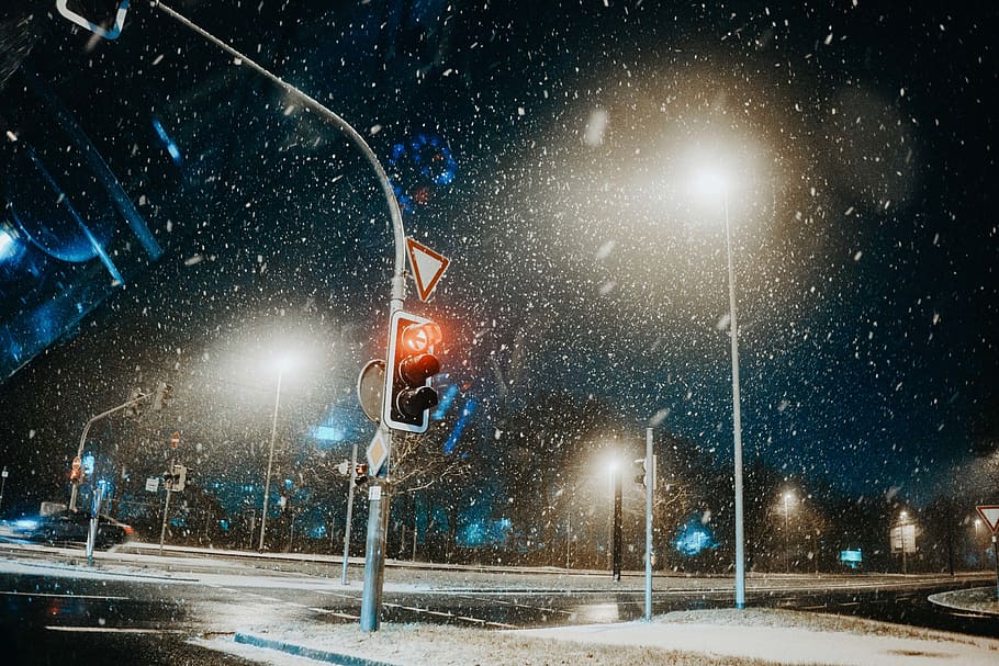 semàfor, vermell, llum, naturalesa, hivern, neu, a l'aire lliure, tempesta, vent de neu, il·luminació, temps, parada, aturar la llum, llum vermella, colors, wow, sentir, humor, volar, aturar, nit, temperatura de fred, nevar, il·luminat, carrer, ciutat, equips d’il·luminació, cel, cap gent, llum del carrer, transport, moviment, arquitectura, carretera, manera de transport, flare de la lent, clima extrem, 5K