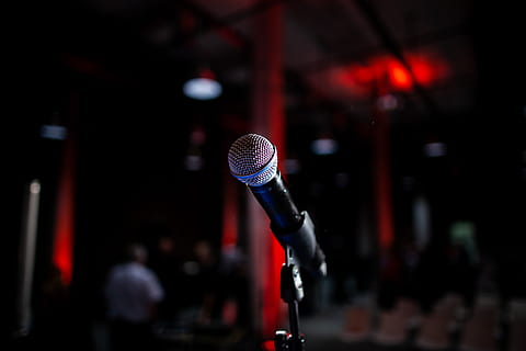 Mikrofon auf dem Ständer, Makro, mic, Mikrofon, Eingabegerät, Musik-, Performance, Kunst, Kultur und Unterhaltung, Menge, Mikrofonständer, drinnen, zufällige Menschen, Fokus auf den Vordergrund, Bühne, Bühne - Aufführungsraum, Menschen, Geschäft, Singen, Gruppe von Leuten, echte Menschen, Musiker, Nachtclub, Nachtleben, Licht, Konferenz - Veranstaltung, 2K, CC0, gemeinfrei, lizenzfrei