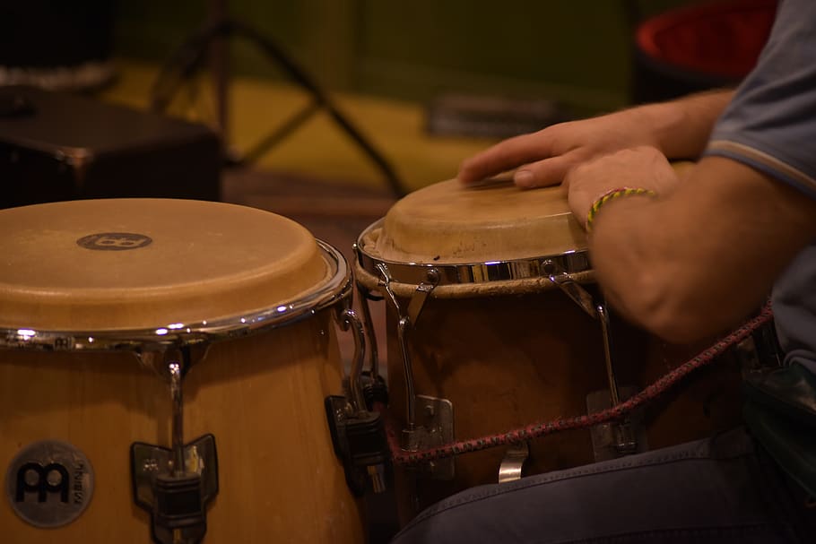 percussione, batteria, impulso, musica, strumento musicale, attrezzatura musicale, drum - percussion instrument, cultura artistica e intrattenimento, musicista, strumento a percussione, artista, persone reali, giocando, una persona, batterista, mano umana, prestazione, bacchetta del tamburo, mano, parte del corpo umano, tamburo, concentrarsi sulle conoscenze acquisite, evento di intrattenimento, palcoscenico, 5K