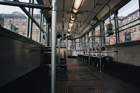 grå togstole, transportform, offentlig transport, sæde, transportmidler, jernbanetransport, tom, køretøj interiør, tog, ingen mennesker, belysningsudstyr, arkitektur, tog - køretøj, bilsæde, fravær, vindue, rejse, land køretøj, i en række, bygget struktur, glas - materiale, elektrisk lampe, 5K, CC0, offentligt domæne, royaltyfrie