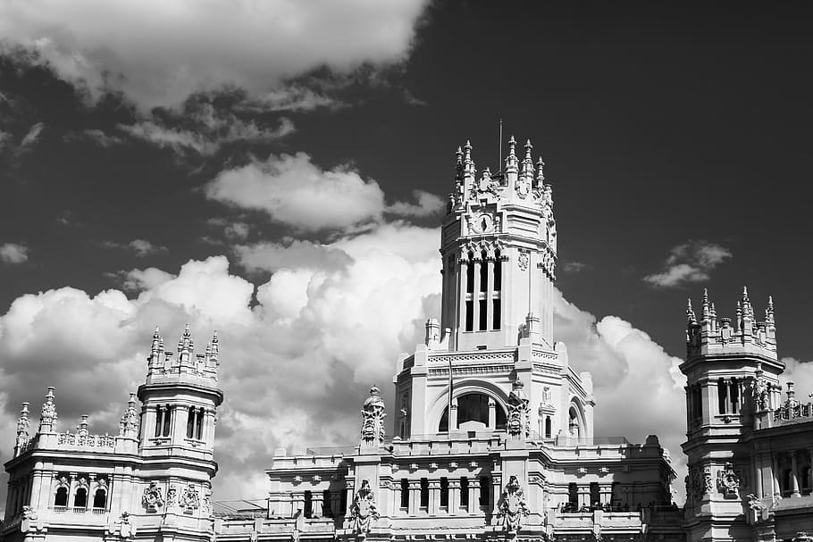 edifici, arquitectura, rellotge, cel, núvols, exterior de l'edifici, estructura construïda, núvol - cel, religió, creença, naturalesa, vista d’angle baix, lloc de culte, espiritualitat, destinacions de viatge, viatjar, turisme, ciutat, torre, història, el passat, cap gent, a l'aire lliure, fletxa, govern, 5K
