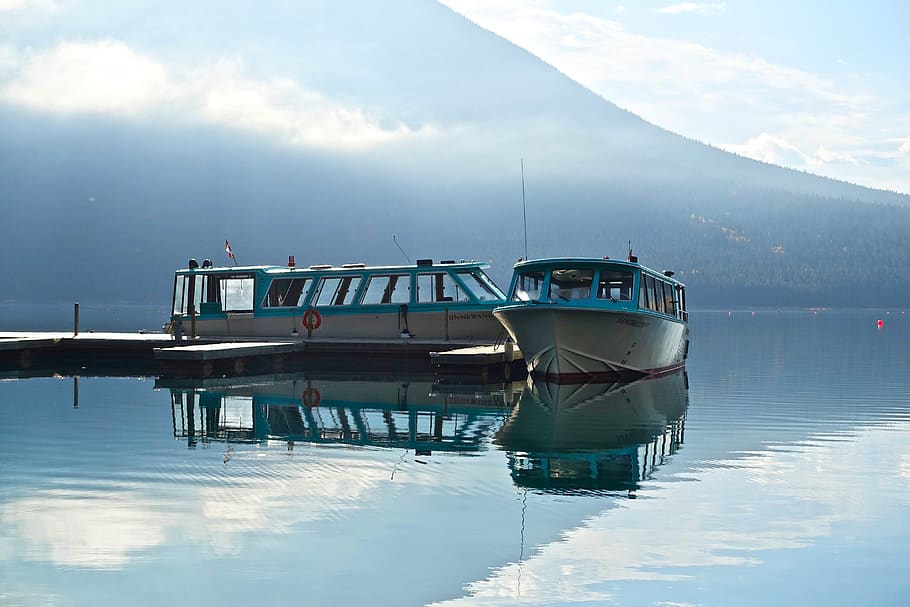 steiger, boten, reflectie, kalmte, mirroring, meer, blauw, atmosfeer, landschap, nautisch schip, wijze van transport, vervoer, water, hemel, natuur, waterkant, wolk - lucht, dag, schoonheid in de natuur, geen mensen, zee, afgemeerd, buitenshuis, rustige scène, scenics - natuur, reizen, 5K