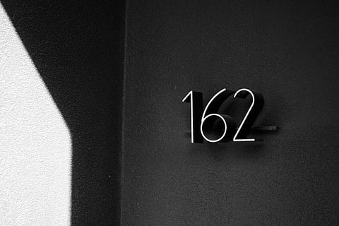 162 captcha, Wandbau - Funktion, Schatten, keine Leute, Nummer, Nahansicht, Sonnenlicht, Kommunikation, Tag, gebaute Struktur, die Architektur, Zeichen, texturiert, Wand, Tür, draußen, Metall, Eingang, Information, 5K, CC0, gemeinfrei, lizenzfrei