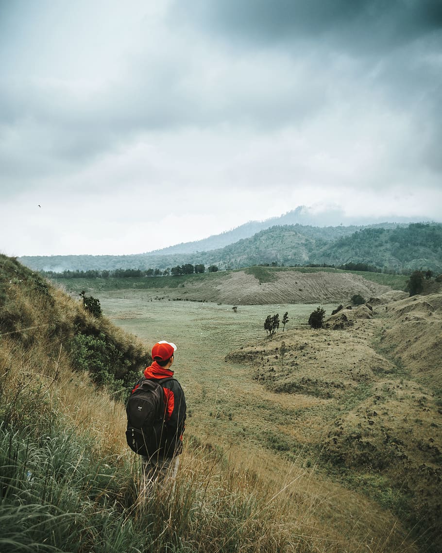 landskabsfoto, mand, over, Brun, bjerg, rygsæk, backpacker, dagslys, miljø, grøn, vandretur, landskab, bjerge, natur, person, naturskøn, træer, have på, rigtige mennesker, en person, himmel, sky - himmel, scenics - natur, skønhed i naturen, bagfra, Mark, ikke-urbane scene, plante, fritidsaktivitet, dag, rolig scene, jord, livsstil, herrer, bjergkæde, udendørs, 4K