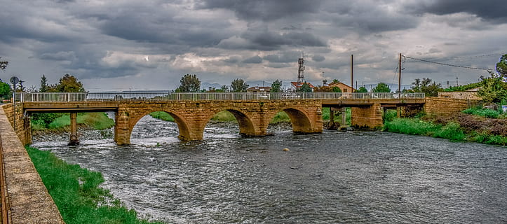 ponte, vecchio, pietra, fiume, architettura, tradizionale, acqua, cielo, nuvole, scenario, Peristerona, Cipro, ponte - struttura fatta dall'uomo, connessione, nuvola - cielo, struttura costruita, arco, mezzi di trasporto, natura, ponte ad arco, pianta, destinazioni di viaggio, ingegneria, albero, giorno, all'aperto, colonna architettonica, 5K, CC0, dominio pubblico, privo di copyright