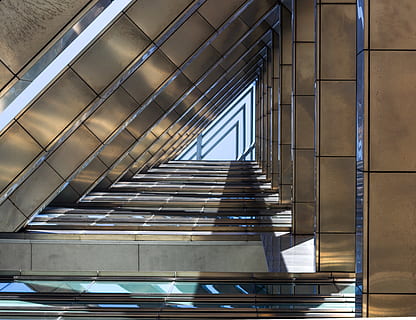 clădire, ușoară, arhitectură, colţ, triunghi, linia, construită, scară, în interior, nici o persoana, trepte și scări, model, modern, vedere unghiulară joasă, balustradă, sticlă - material, zi, metal, reflecţie, tavan, transport, fereastră, Garaj pentru parcare, 4K, CC0, domeniu public, fără drepturi de autor