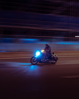 Person, Reiten, schwarz, Motorrad, verwischen, dunkel, Abend, Scheinwerfer, Helm, Autobahn, Fahrbahn, Beleuchtung, Langzeitbelichtung, Bewegung, Nacht-, Fahrer, Straße, Geschwindigkeit, Zeitraffer, Transportsystem, Transport, Bewegungsunschärfe, Transportmittel, beleuchtet, Auto, Stadt, Lichtspur, unterwegs, Kraftfahrzeug, keine Leute, Landfahrzeug, die Architektur, Reise, digitaler Verbund, 2K, CC0, gemeinfrei, lizenzfrei
