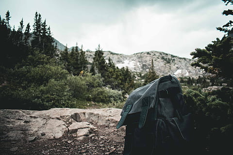 fotografi jarak dekat, hitam, ransel, tas, mengaburkan, merapatkan, kedalaman lapangan, lingkungan Hidup, fokus, hutan, pemandangan, gunung, alam, di luar rumah, batu, indah, pohon, menanam, langit, hari, satu orang, orang sungguhan, keindahan di alam, ketenangan, tampilan belakang, pertumbuhan, awan - langit, pakaian, adegan yang tenang, fokus pada latar depan, tanah, scenics - alam, 5K, CC0, domain publik, bebas royalti