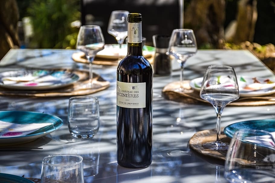 vi, taula, configuració de lloc, sopar, esdeveniment, celebració, luxe, menjar, placa, brunch, festa, elegància, pintoresc, gourmet, assumpte, entretingut, casa, jardí, luxós, bo, la vida, editorial, vidre, menjar i beguda, Copa de vi, refresc, beure, contenidor, alcohol, ampolla, vidre - material, cap gent, natura morta, centrar-se en primer pla, transparent, copa, ampolla de vi, restaurant, primer pla, vi negre, configuració, 5K