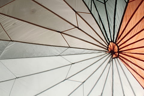 cielo, modelo, vista de ángulo bajo, techo, fotograma completo, nadie, adentro, proteccion, seguridad, paraguas, antecedentes, diseño, arquitectura, estructura construida, día, forma, de cerca, forma geometrica, sombrilla, metal, directamente debajo, Viga de techo, 5K, CC0, dominio público, libre de derechos