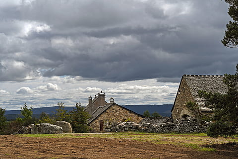 paesaggio, cielo, grigio, nube, buio, tempesta, Casa, pierre, Santa Lucia, lozère, Francia, nuvola - cielo, architettura, struttura costruita, esterno dell'edificio, costruzione, storia, il passato, natura, albero, nessuno, vecchio, luogo di culto, giorno, pianta, nuvoloso, castello, religione, all'aperto, infausto, rovinato, 5K, CC0, dominio pubblico, privo di copyright