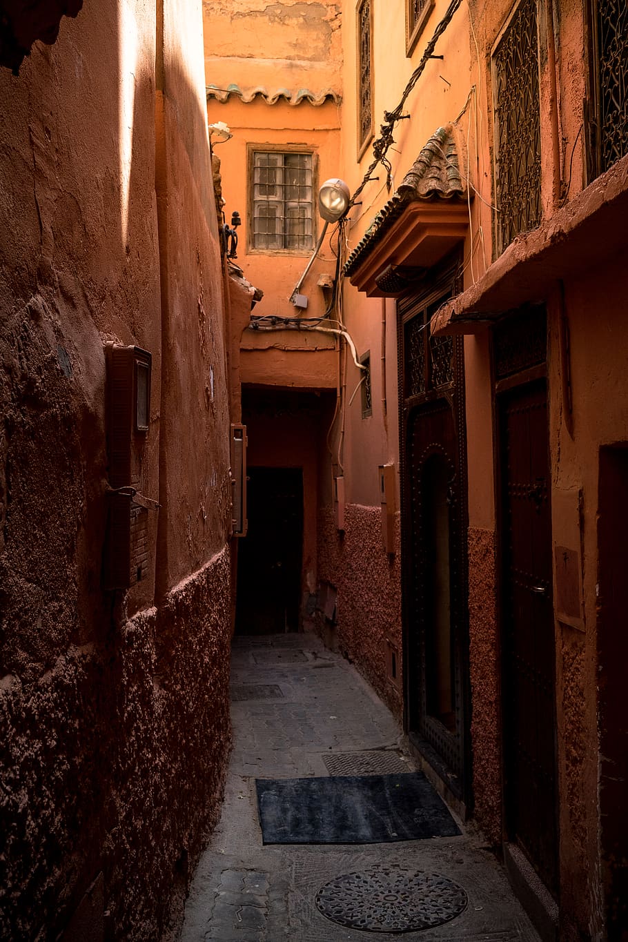 carretera asfaltada gris, ciutat, urbà, carretera, edifici, passadís, carreró, textura, Camí, marokko, a dalt, llum, fosc, berber, vermell, marroquí, marrakech, de, beix, taronja, arquitectura, estructura construïda, exterior de l'edifici, barri residencial, cap gent, el camí a seguir, casa, vell, estret, direcció, porta, dia, entrada, funció de construcció de parets, carrer, finestra, 5K