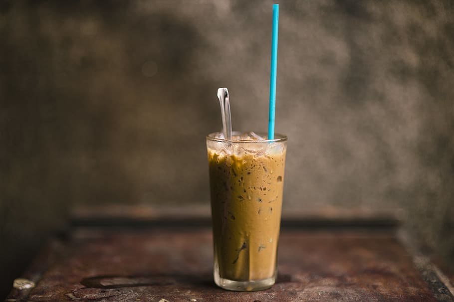 encara, articles, coses, beure, begudes, vidre, mocha, cafè, xocolata, gelat, cullera, palla, bokeh, refresc, menjar i beguda, beure palla, llet, equipament per a la llar, menjar, copa, frescor, a l'interior, batut, taula, centrar-se en primer pla, material de fusta, cap gent, alimentació saludable, latte, temptació, 4K