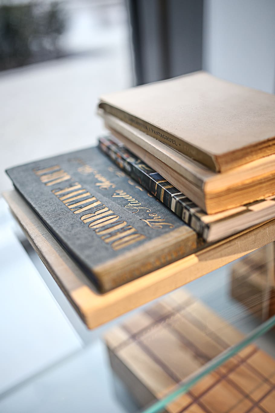 vechi, carte, font de aur, cărți, bibliotecă, publicare, nici o persoana, natură moartă, a închide, selectiv, masa, educaţie, în interior, să se concentreze asupra primelor elemente, grămadă, literatură, text, zi, vedere în unghi mare, religie, deschis, înţelepciune, hardcover carte, 5K
