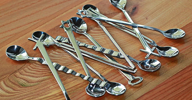 colher, mesa, cozinha, metal, objeto, colher de sopa, dentro de casa, madeira - material, ninguém, equipamento, visão de alto ângulo, fechar-se, ainda vida, ferramenta, ferramenta de trabalho, homem feito, homem feito objeto, grão de madeira, grupo de objetos, prateado colorido, utensílio de cozinha, ferramenta de mão, equipamento doméstico, madeira, Faca de mesa, aço, acessório pessoal, 1080P, CC0, domínio público, royalty free