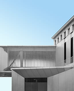 edifício branco de 2 camadas, construção, arquitetura, Prédio comercial, habitação, concreto, ao ar livre, corrimão, natureza, Centro de Convenções, urbano, dentro de casa, hangar, janela, torre, automóvel, carro, transporte, veículo, porta, estrutura construída, exterior do edifício, céu limpo, céu, copie o espaço, dia, ninguém, visão de baixo ângulo, azul, moderno, luz solar, cidade, recurso de construção de parede, vidro - material, cobertura, 4K, CC0, domínio público, royalty free