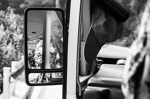 senderisme, manera de transport, transport, interior del vehicle, vehicle terrestre, reflexió, viatjar, finestra, vidre - material, retrat, estils de vida, cotxe, persones reals, automòbil, tirada al cap, dones, transport per ferrocarril, transport públic, gent, interior del cotxe, 4K, CC0, domini públic, lliure de regalies