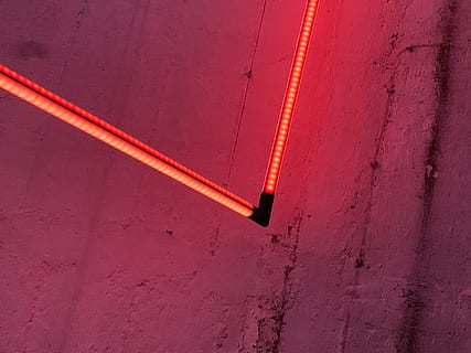 czerwona dioda led, funkcja budowy ścian, zbudowana struktura, architektura, czerwony, metal, żadnych ludzi, kolor pomarańczowy, niski kąt widzenia, dzień, na dworze, sprzęt oświetleniowy, na zewnątrz budynku, zbliżenie, pełna ramka, oświetlony, teksturowane, sufit, wzór, światło słoneczne, 4K, CC0, domena publiczna, darmowe zdjęcia