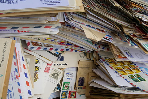 sdělení, písmena, obálka, napsat, Pozdravy, papír, přítel na dopisování, pošta, kolektor, trempelmarkt trhu, poštovní známky, zpráva, poslat, korespondence, adresa, velká skupina objektů, vydání, rezervovat, hojnost, stálý život, police, výběr, vzdělání, sbírka, variace, uvnitř, nikdo, regál, zásobník, text, celý rám, pozadí, časopis, 2K, CC0, veřejná doména, bez autorských práv