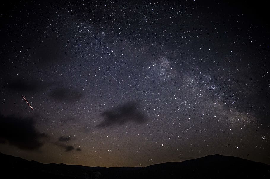 foto, estrelles fugaces, nit, astronomia, núvols, cometa, fosc, espai, nit estrellada, estrelles, estrella - espai, cel, galàxia, escenics - natura, bellesa a la natura, tranquil·litat, silueta, Via Làctea, escena tranquil·la, naturalesa, muntanya, cap gent, estrella, camp estel·lar, paisatge, vista d’angle baix, idíl·lic, a l'aire lliure, espai i astronomia, 5K